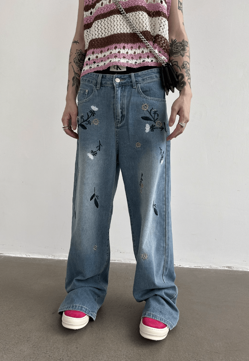 Men's flower embroidered jeans