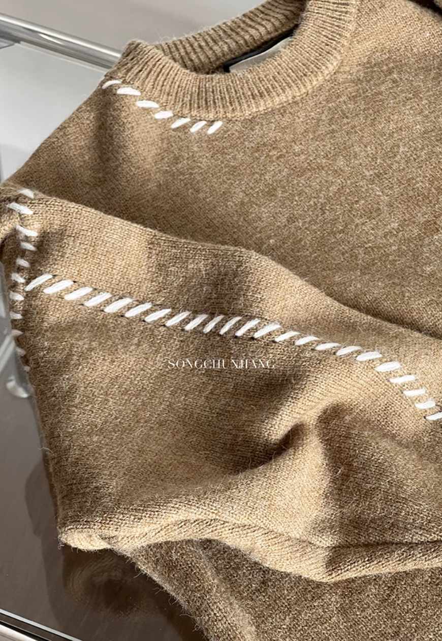 Men's line design sweater